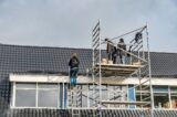 Plaatsing zonnepanelen op dak van kantine op zaterdag 2 oktober 2021 (2/23)